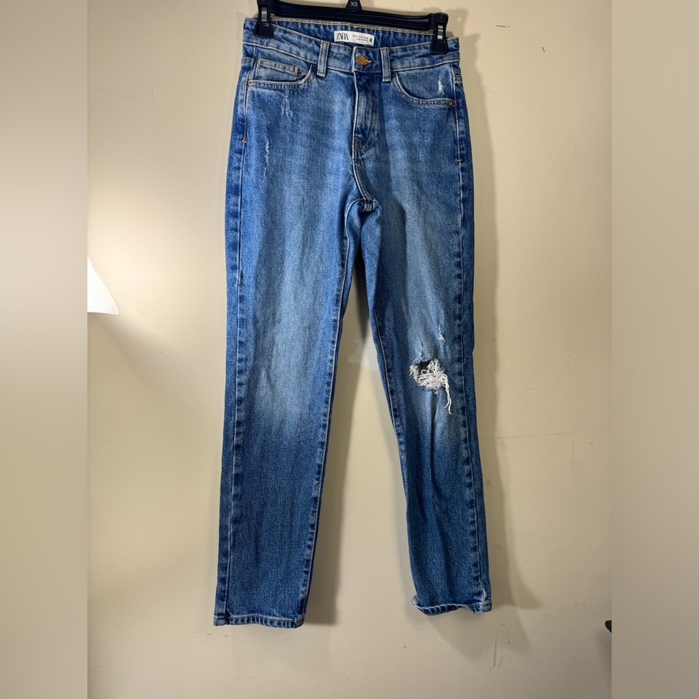 3/25 🔵Zara distressed jeans size 2